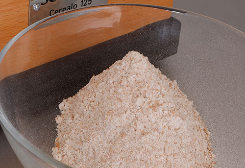 Schnitzer Getreidemühle Cerealo 125 anthrazit mit Weizen auf feinster Stufe getestet